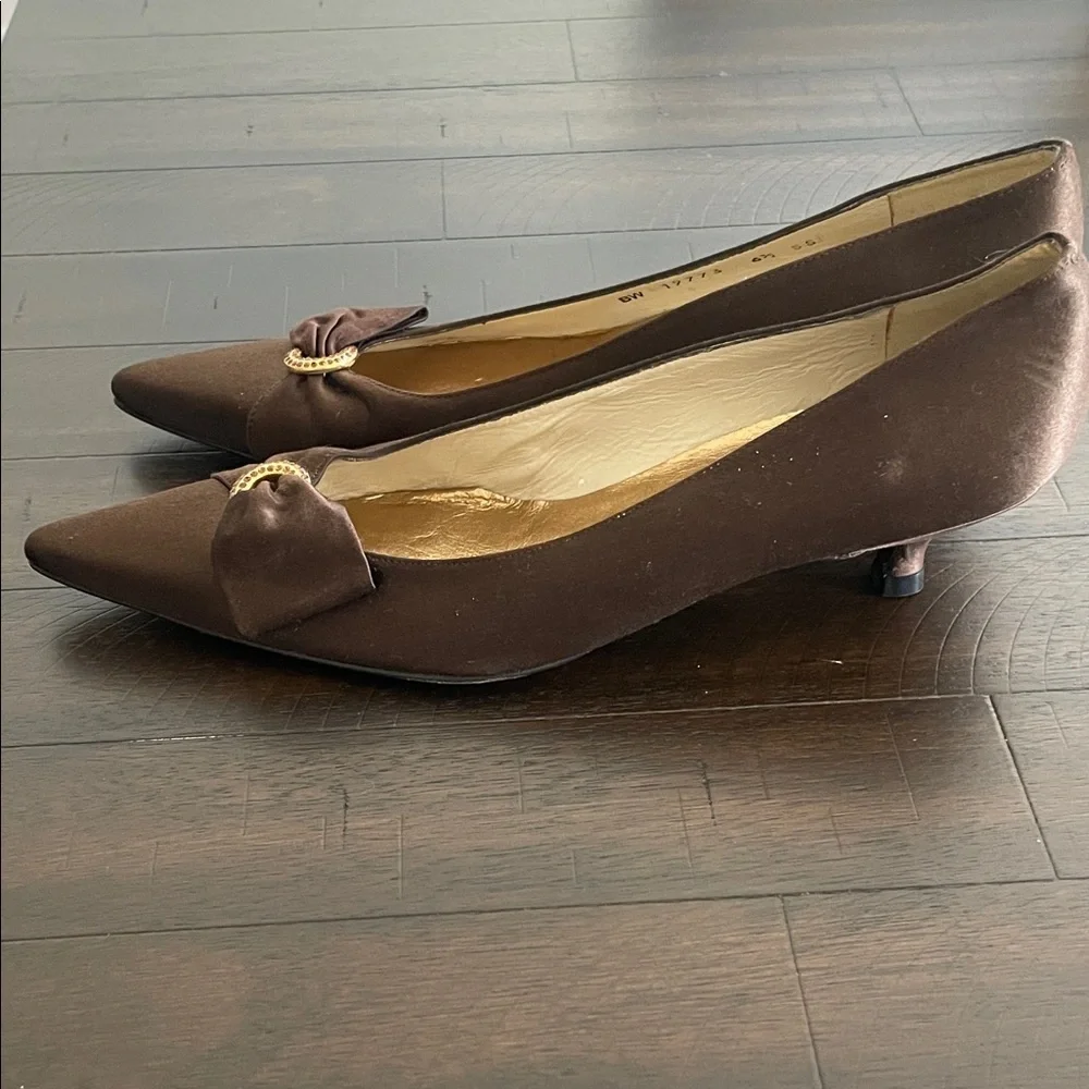 Stuart Weitzman Brown Heels Gold Bow Accent Size 8